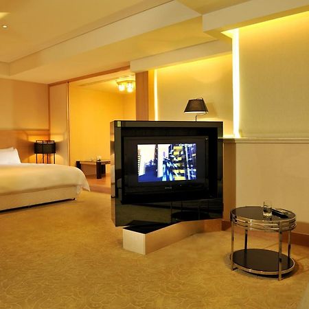 Asia Emperor Hotel Тайнань Экстерьер фото