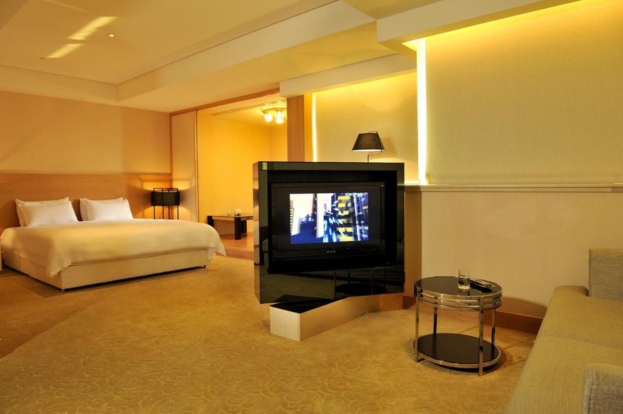 Asia Emperor Hotel Тайнань Экстерьер фото